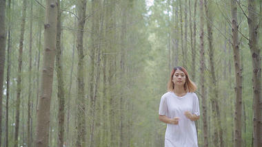 4k实拍美女跑步慢动作树林视频素材视频的预览图