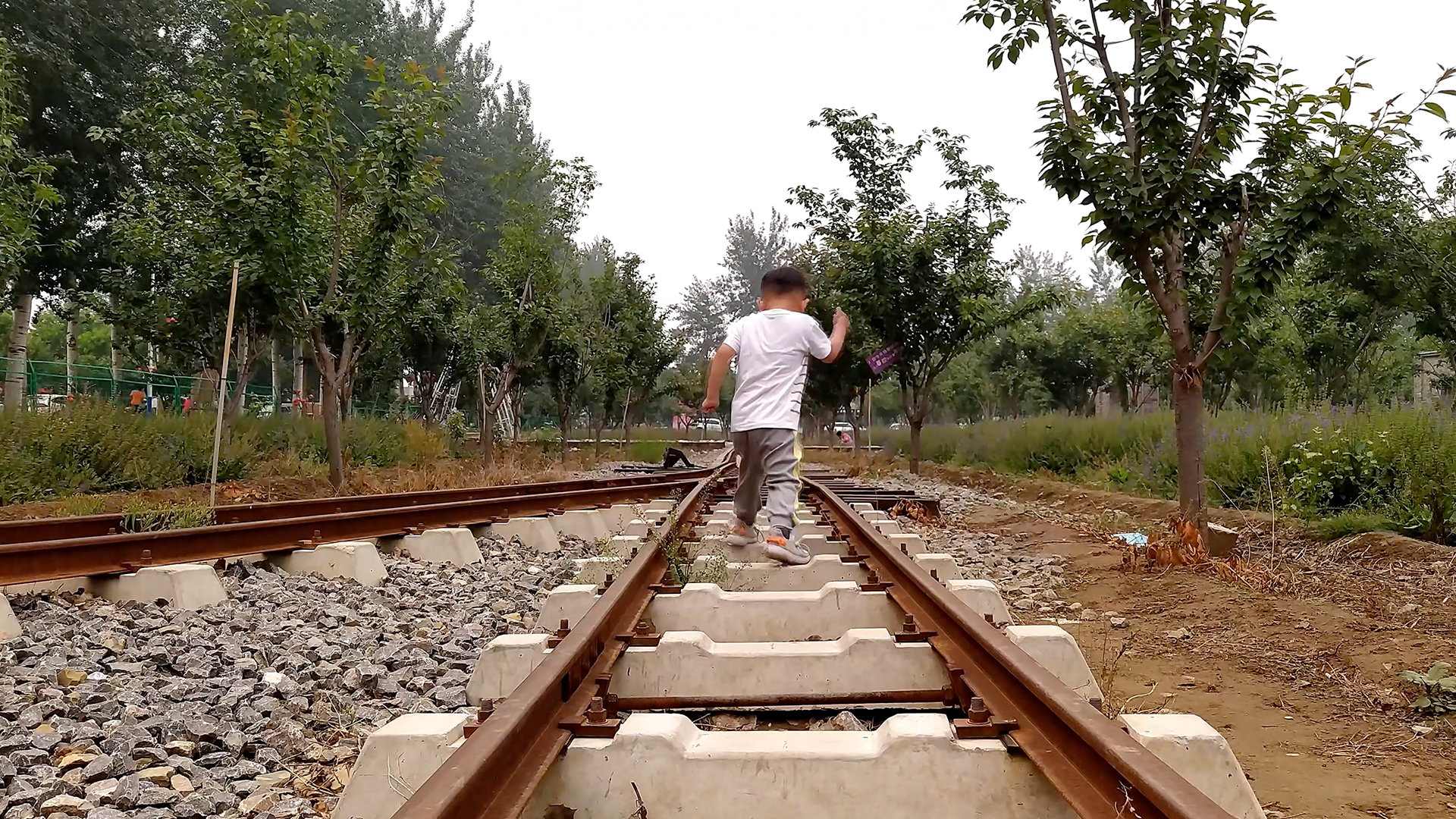 4k实拍孩子走在火车道上视频视频的预览图