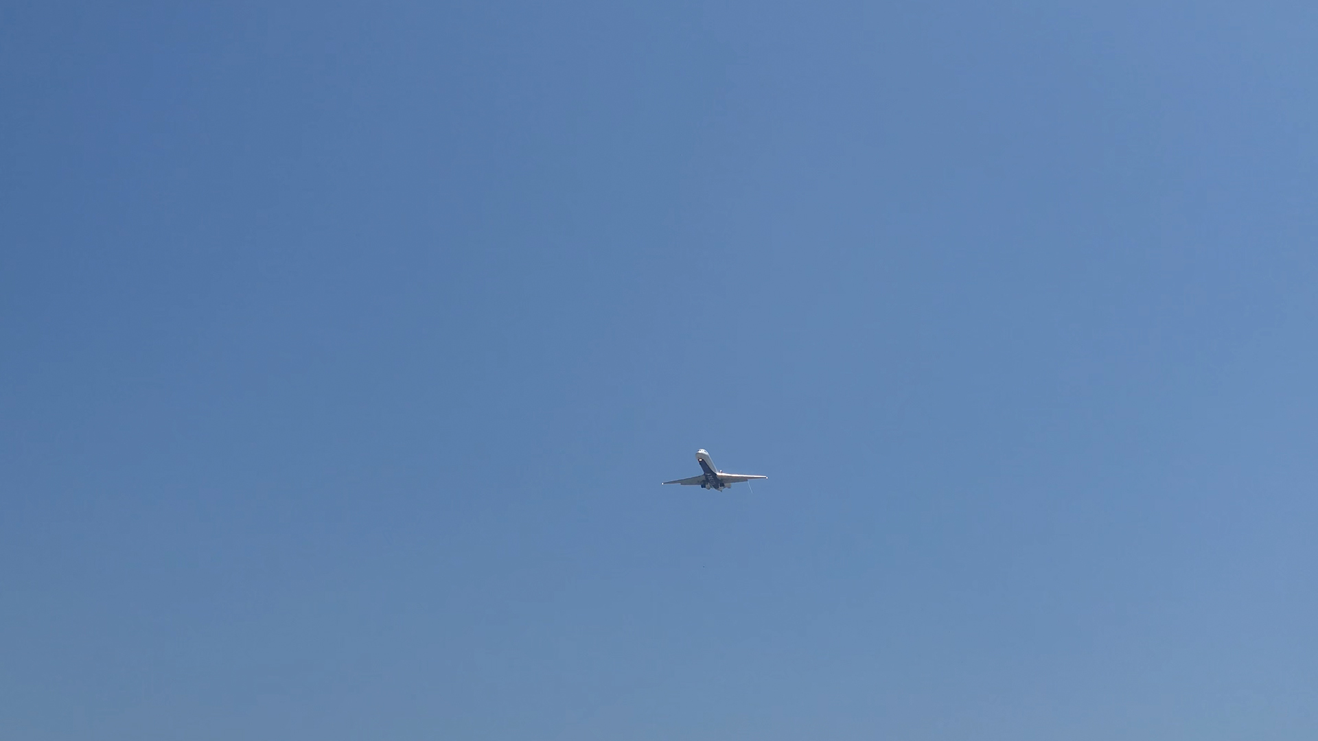 4k实拍仰拍飞机划过蓝天视频视频的预览图