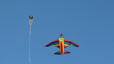 1080p实拍蔚蓝的天空风筝飞舞视频视频的预览图