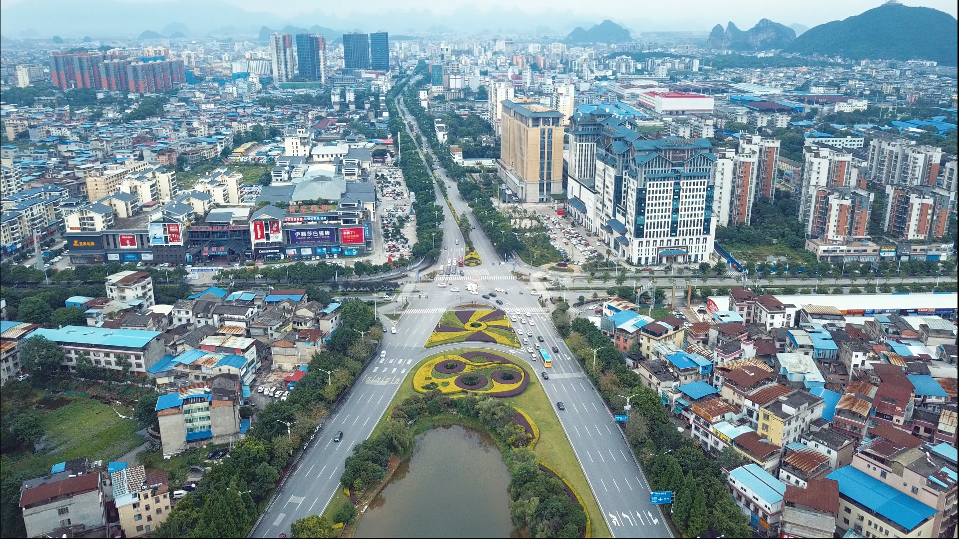 航拍城市路口交通车流城市建筑视频的预览图