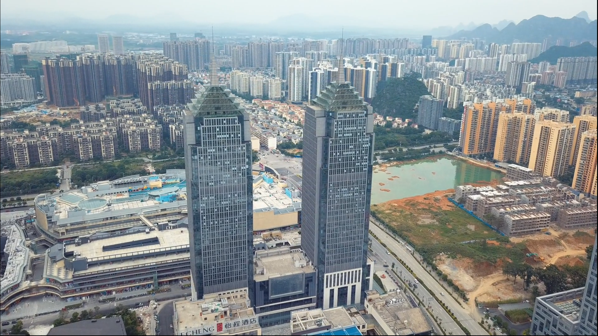 4k航拍桂林临桂新区城市高楼双塔建筑群视频的预览图