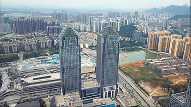 4k航拍桂林临桂新区城市高楼双塔建筑群视频的预览图