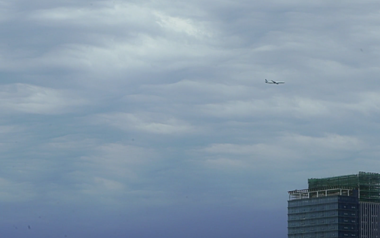 1080p飞机在城市上空行驶实拍视频的预览图