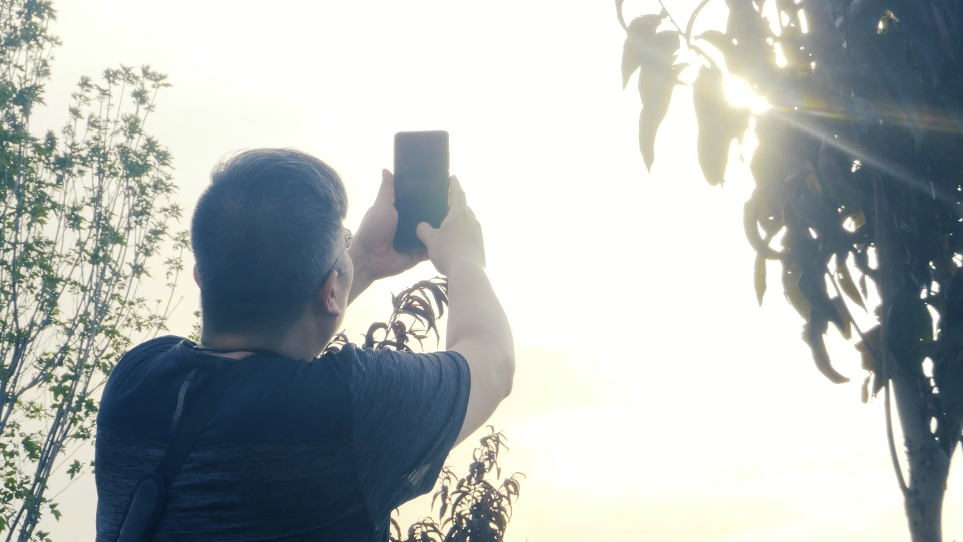 4k实拍男子拿着手机拍摄风景视频视频的预览图