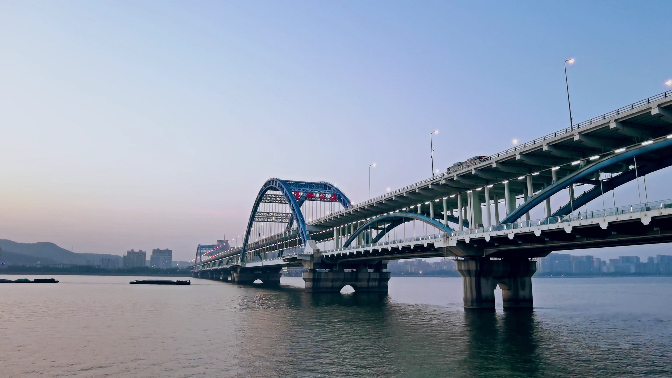 4K高帧率杭州复兴大桥夕阳江景视频的预览图