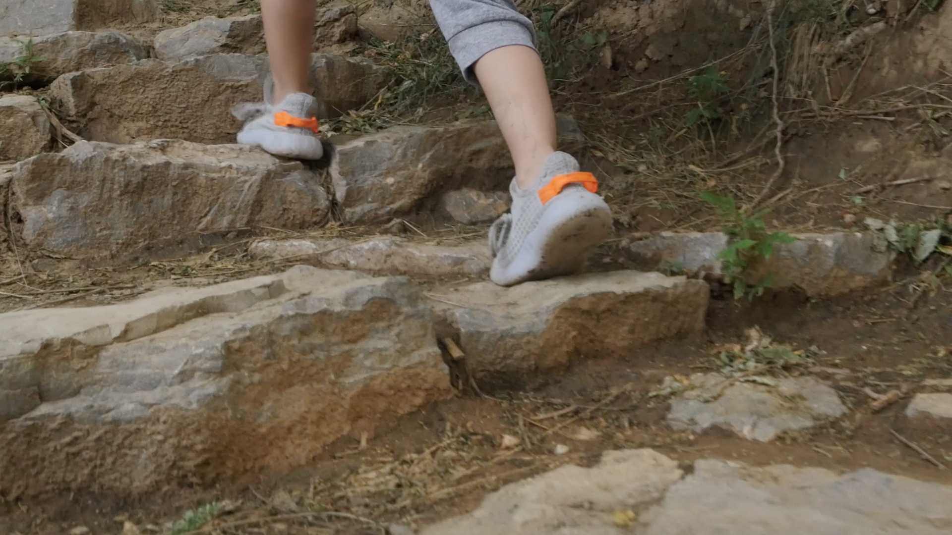4k实拍孩子慢跑上山路的石子楼梯视频视频的预览图
