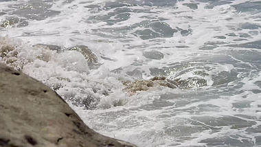 4K海浪冲击岸边岩石高清实拍视频素材视频的预览图