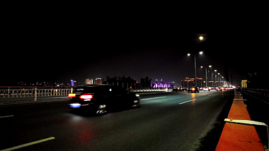 4K延时摄影钱江大桥夜景车流视频的预览图