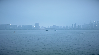 1080P杭州钱塘江早晨江景视频的预览图