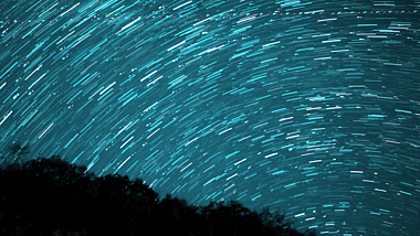 4K夏日夜晚繁星轨迹视频的预览图