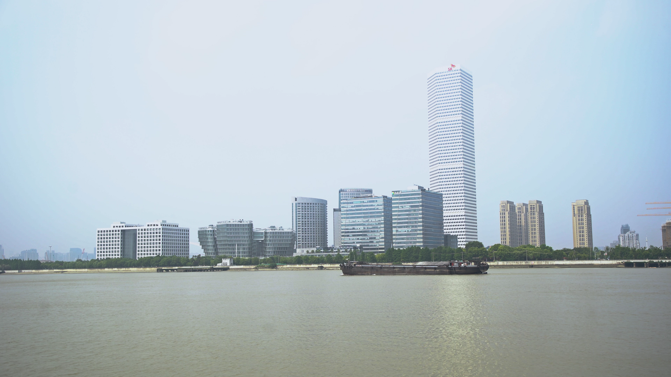 4K夏日晴朗的上海外滩西岸视频的预览图