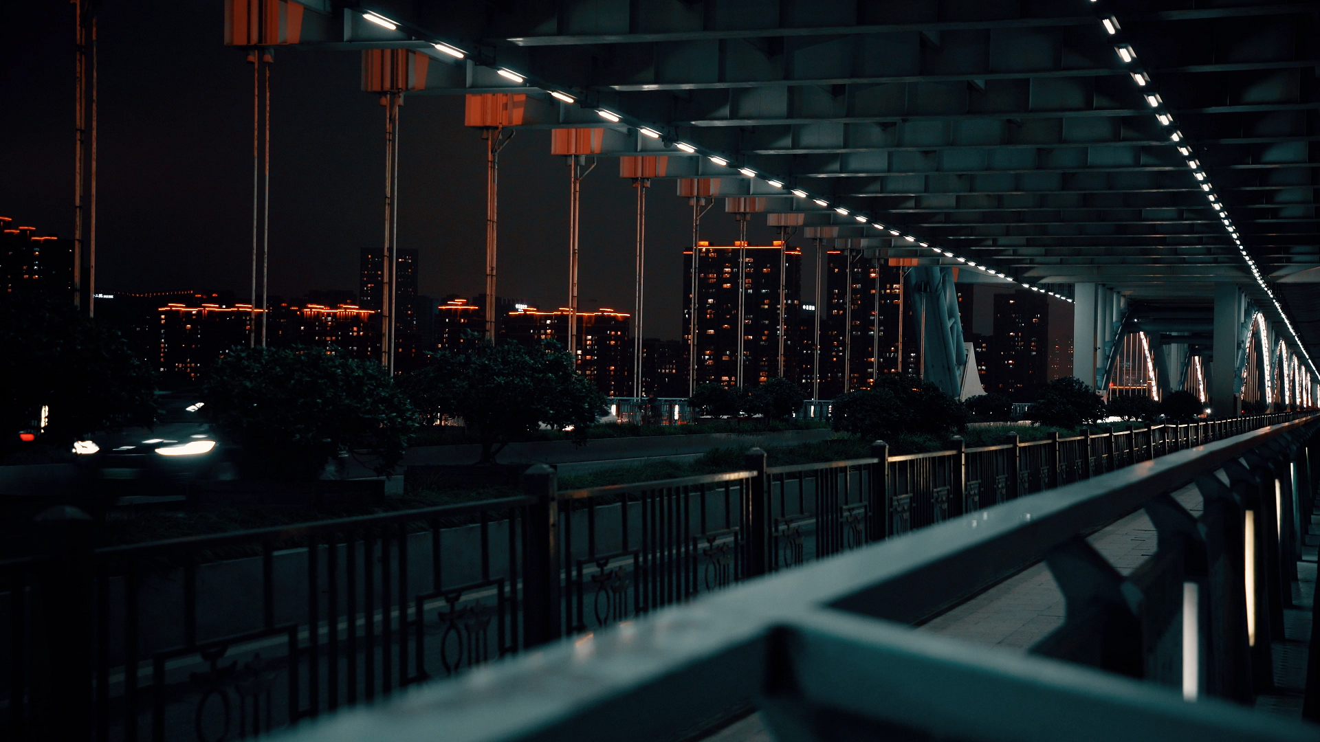 4K电影色调杭州复兴大桥夜间车流视频的预览图