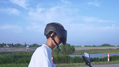 1080P一盔一带升格电动车头盔视频的预览图