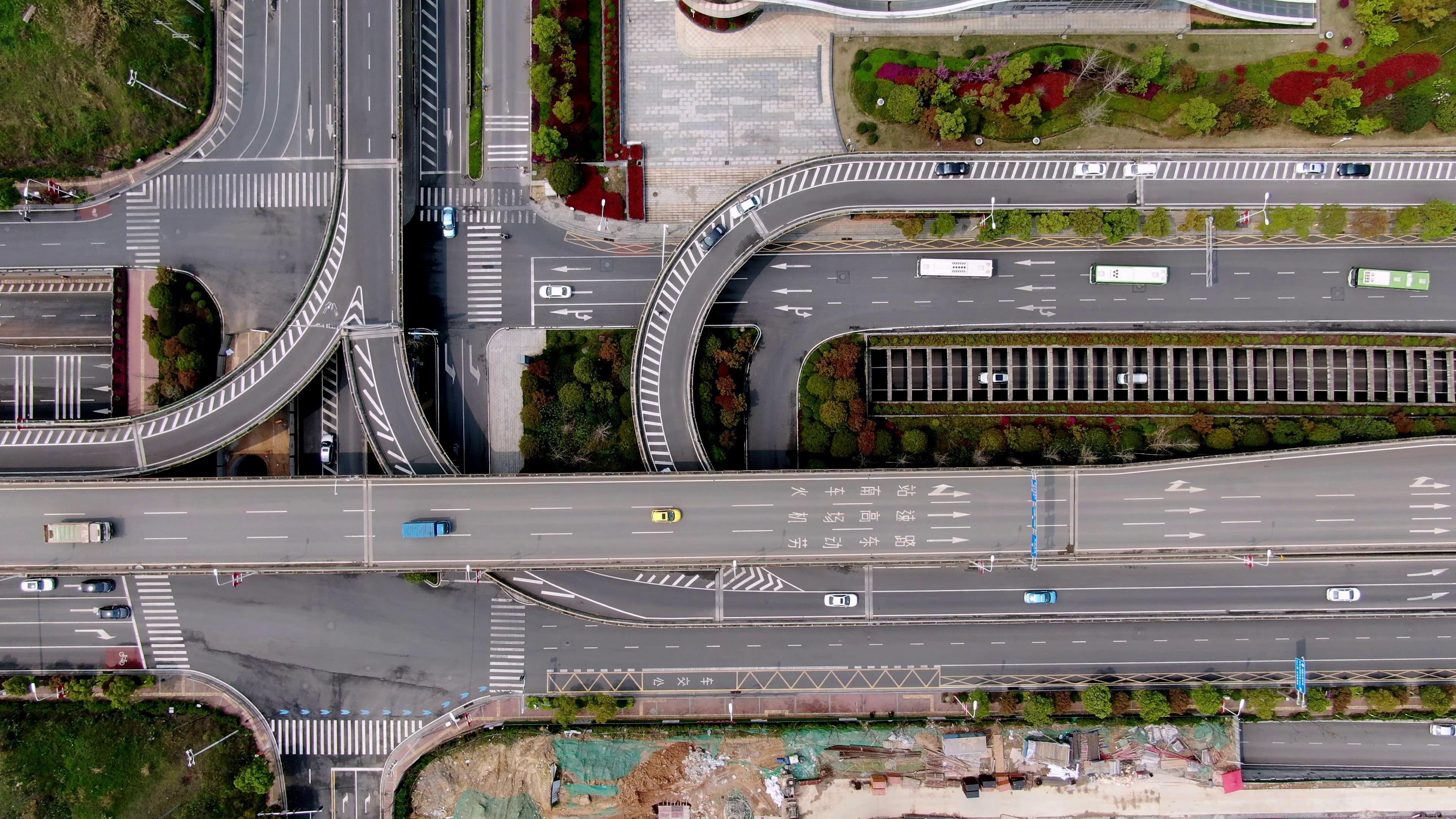 4K航拍城市地上地下交通立交桥视频的预览图