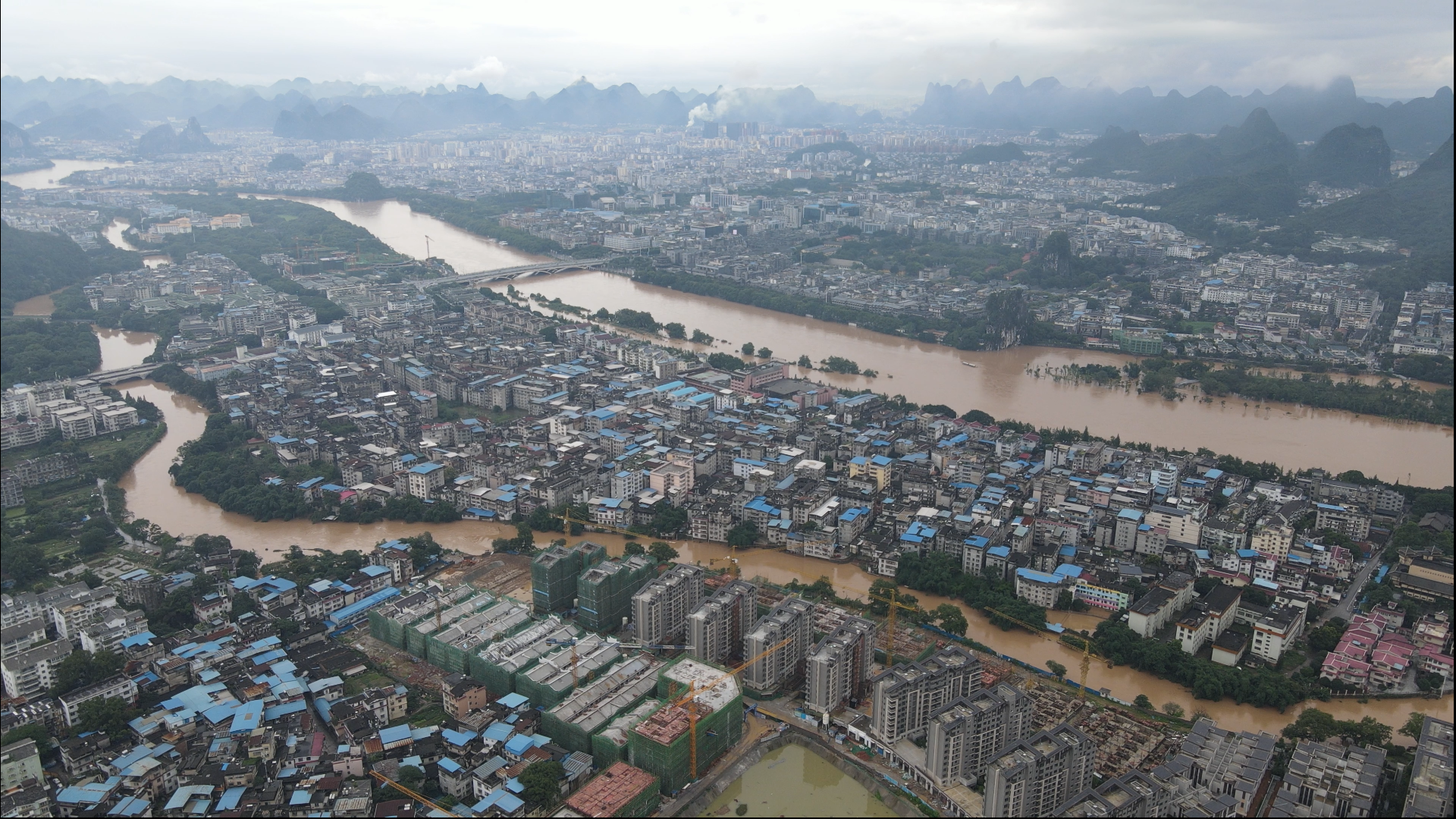 高清航拍城市洪峰过境自然灾害视频的预览图