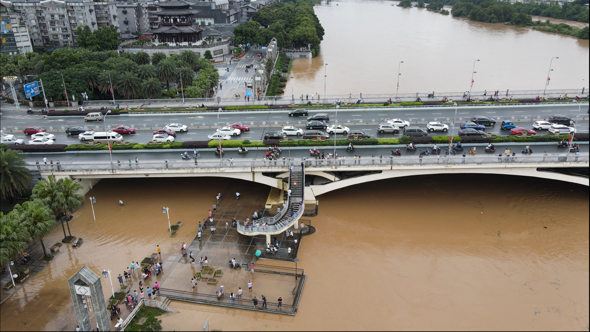 高清航拍城市洪涝洪峰过境桥梁交通视频的预览图