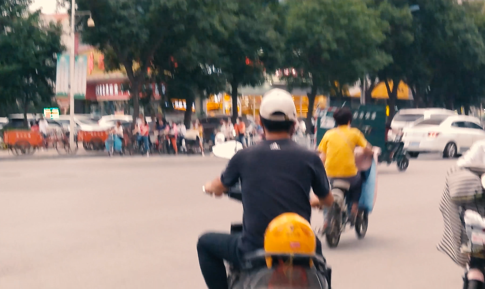 4k实拍路边行人行驶自行车车辆实况视频的预览图
