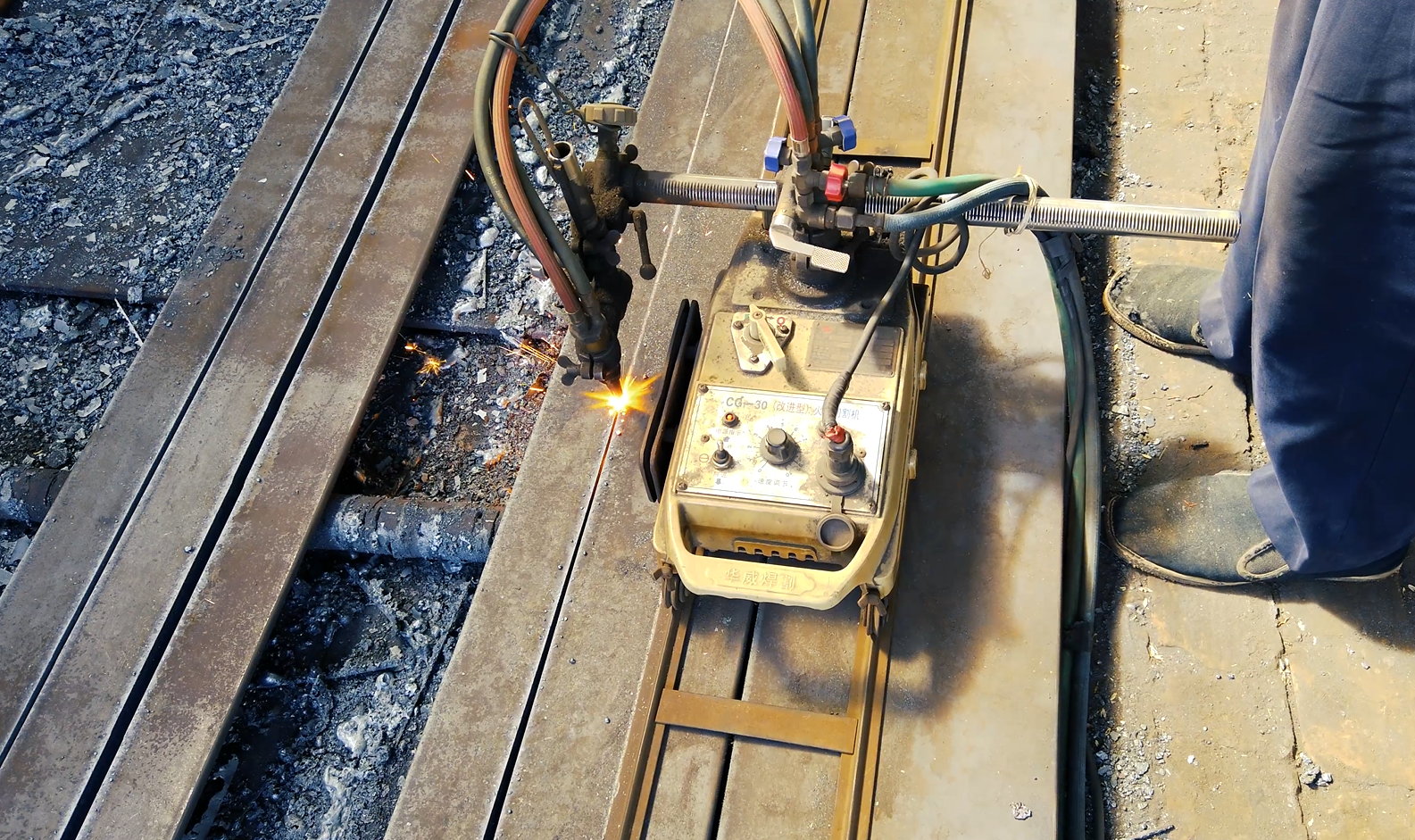 4k实拍工业焊接切割机器视频视频的预览图