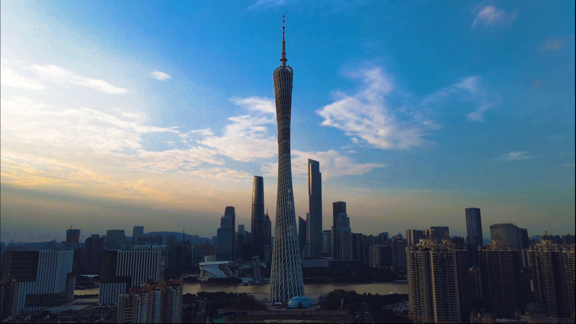 航拍广州城市傍晚广州塔地标建筑视频的预览图
