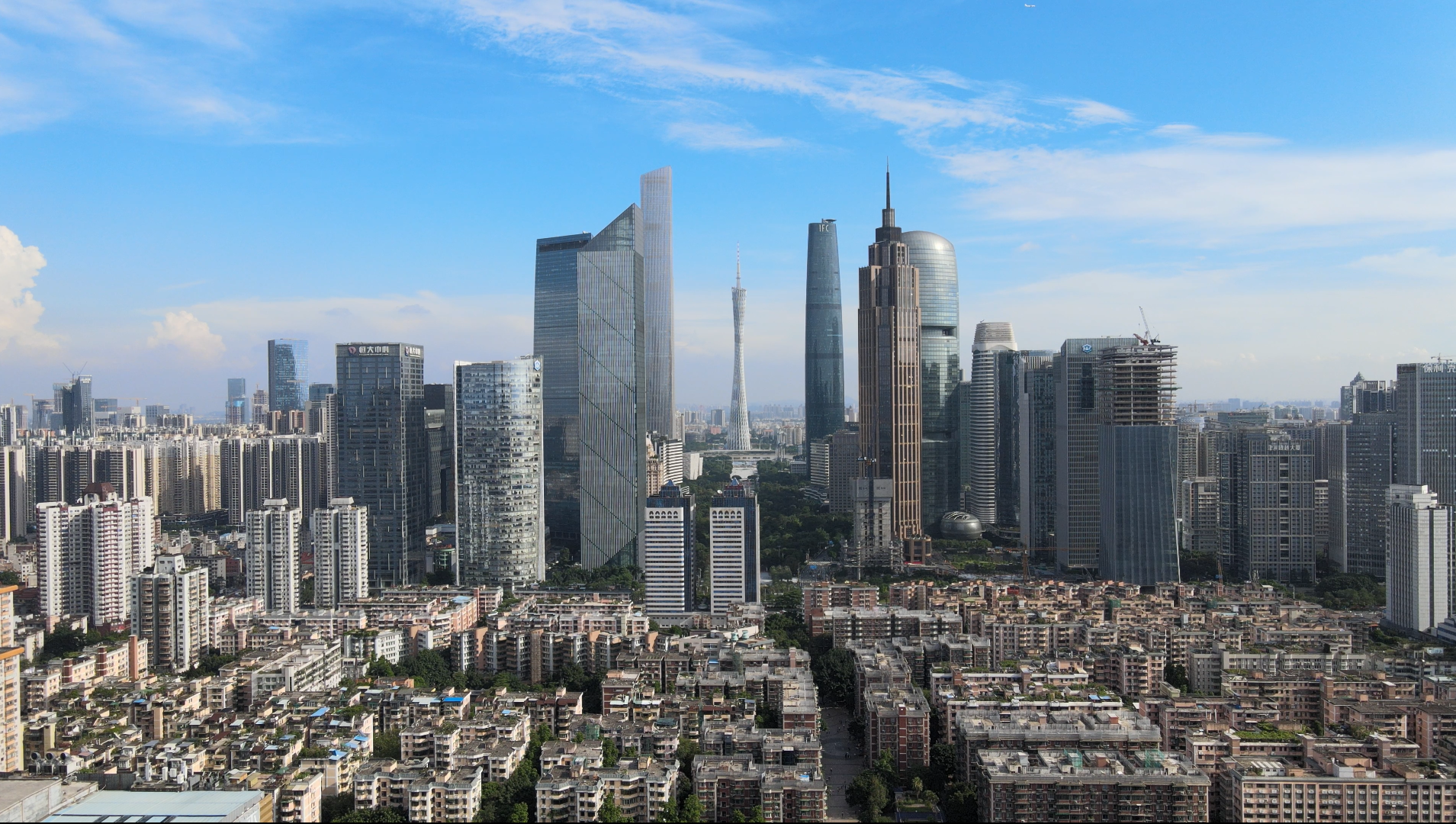 航拍高清广州城市中轴广州天河区视频的预览图