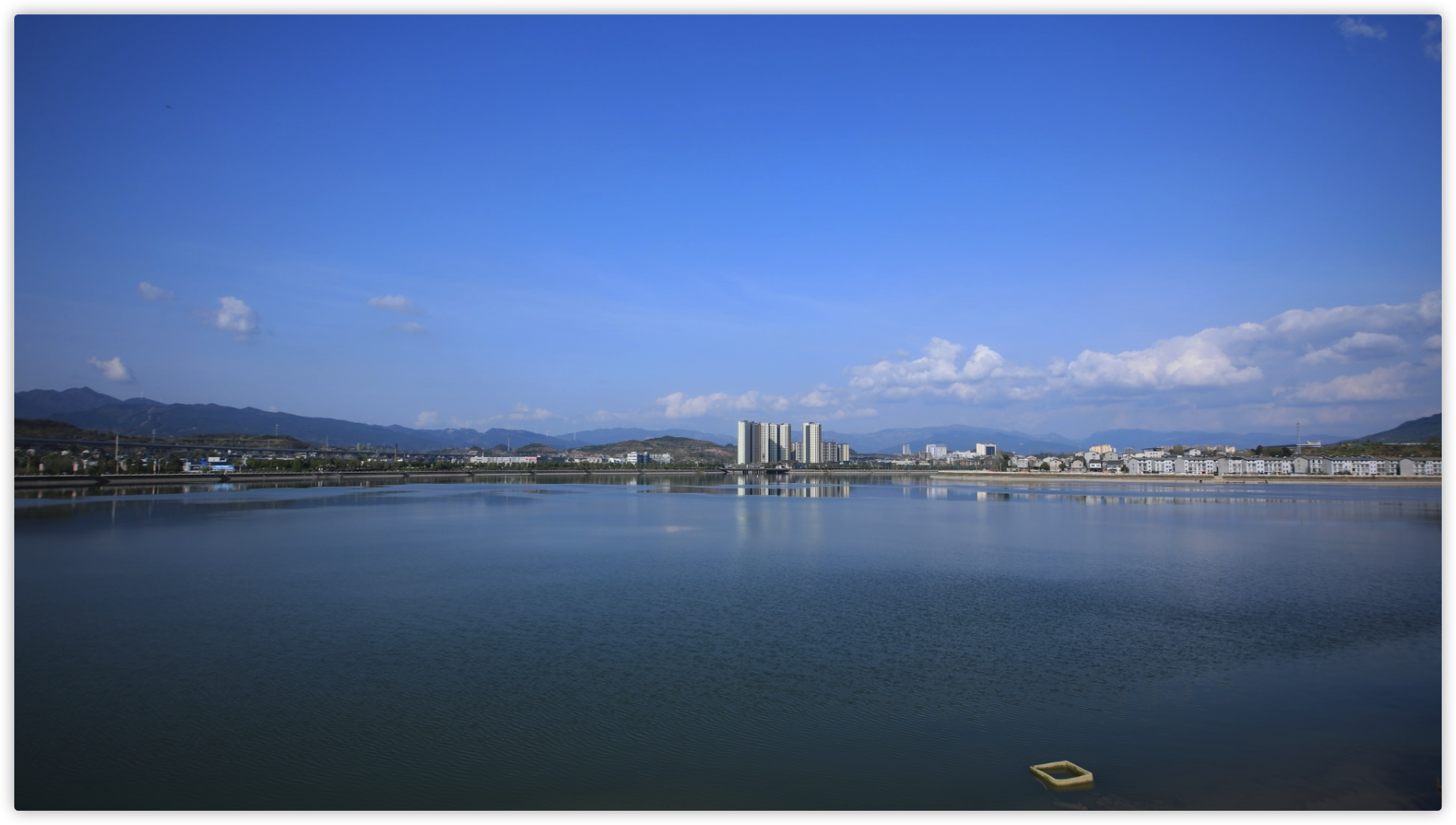 城市清澈湖边蓝天白云延时实拍素材视频的预览图