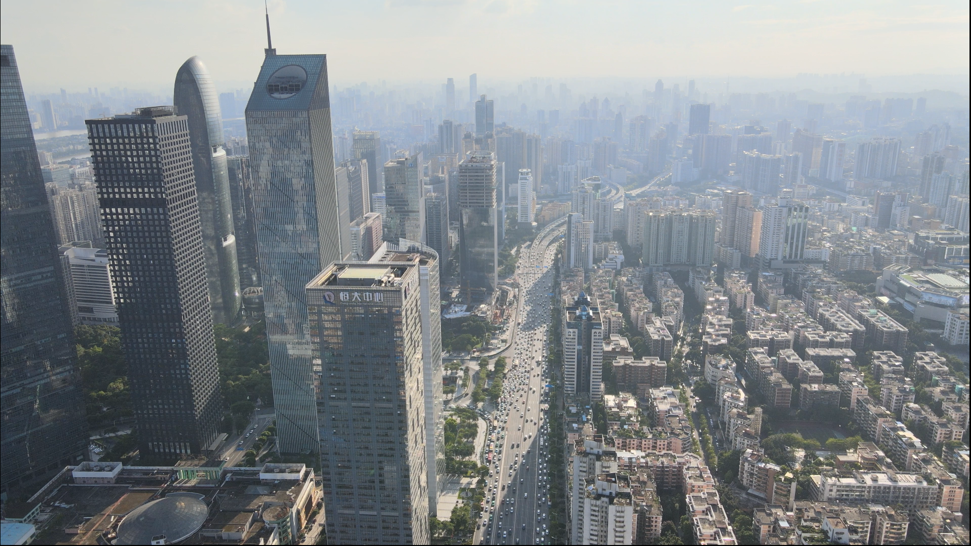 高清航拍广州CBD城市下班高峰车流视频的预览图