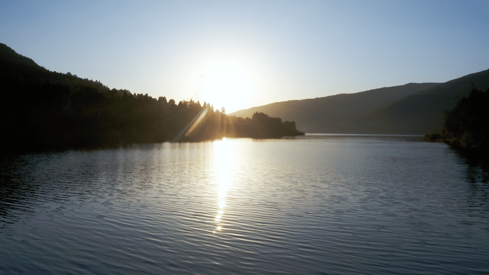 航拍大山湖泊夕阳落日视频的预览图
