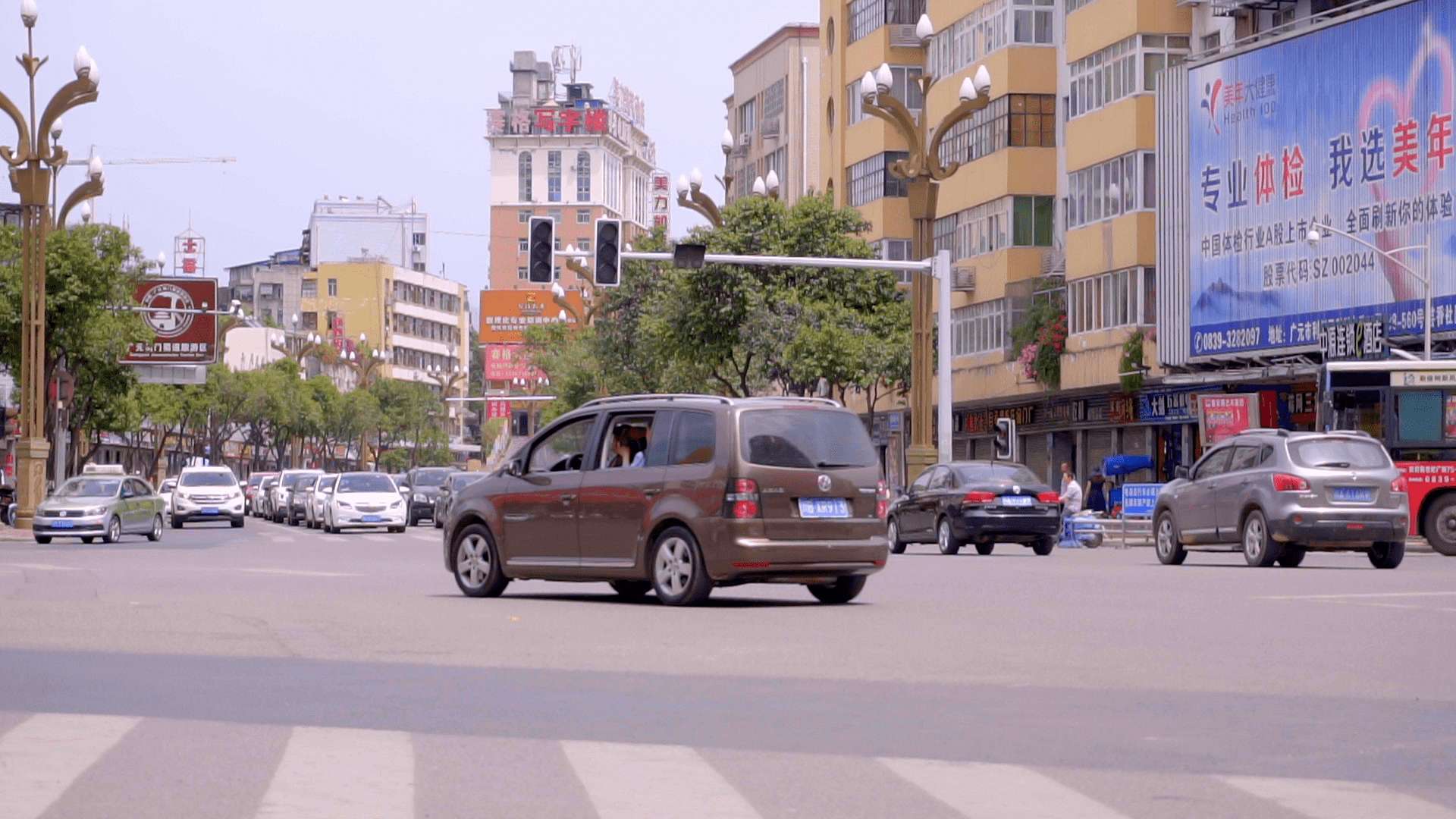 城市十字路口车流红绿灯实拍视频素材视频的预览图