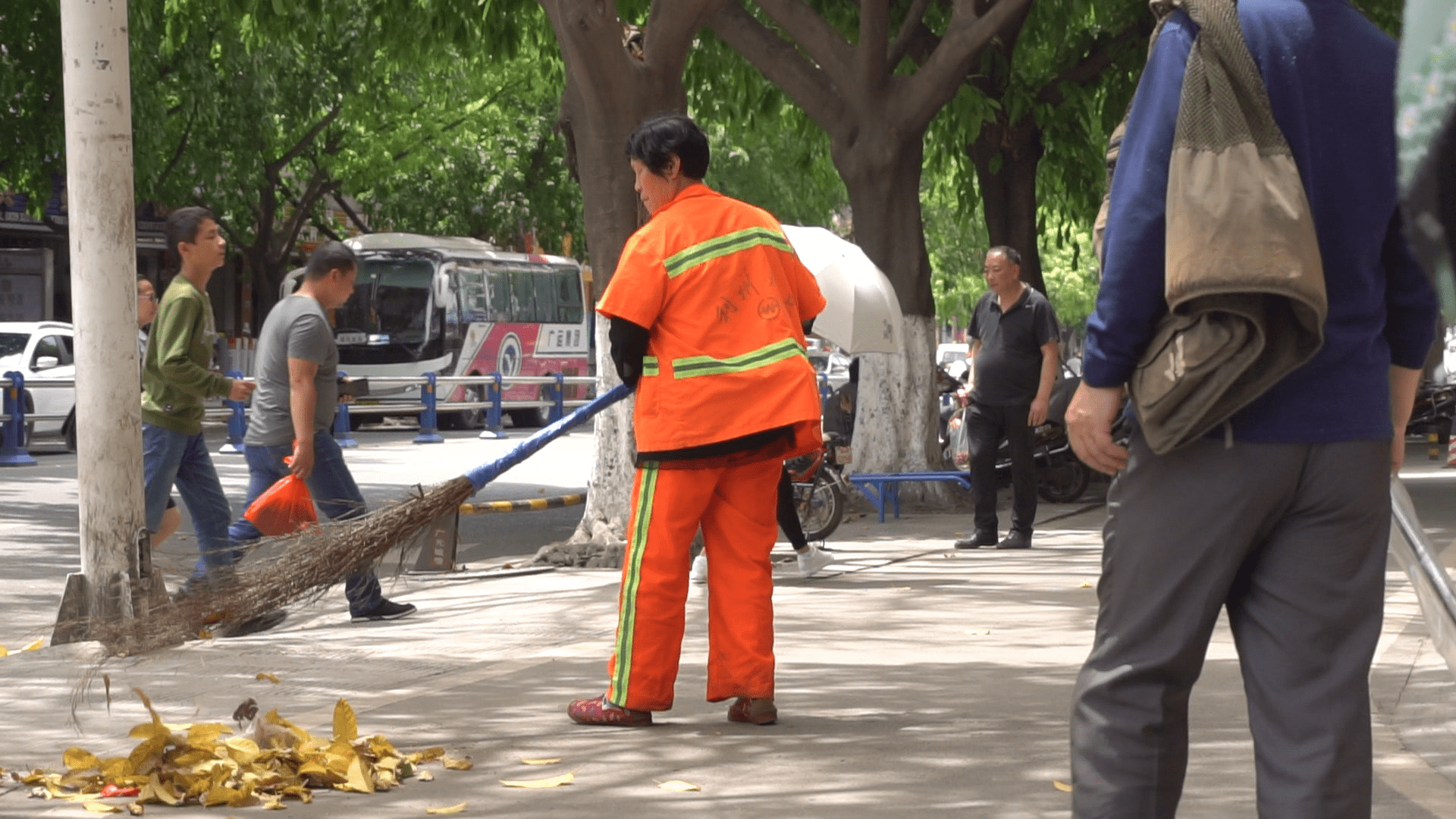 城市环卫工人打扫卫生实拍素材视频的预览图