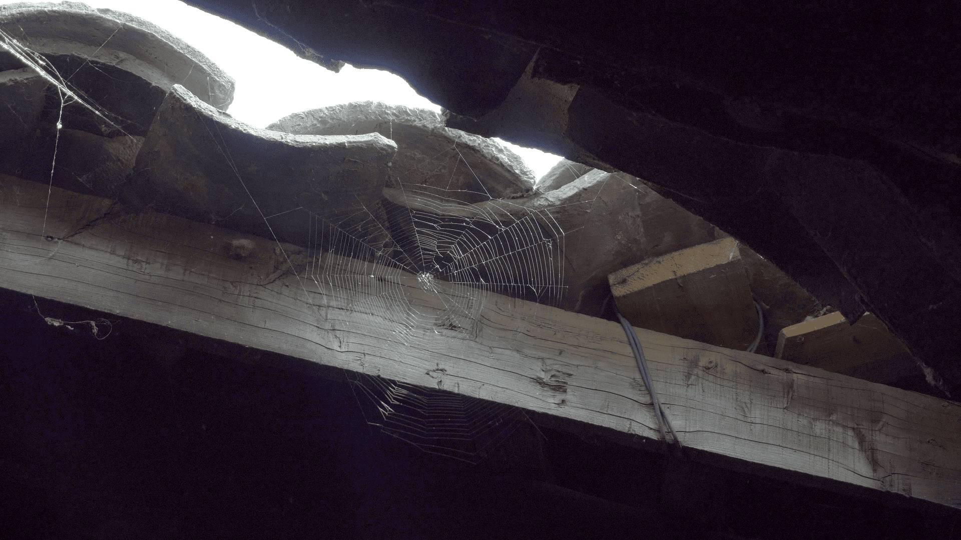 破旧老房子房檐的蜘蛛网实拍素材视频的预览图