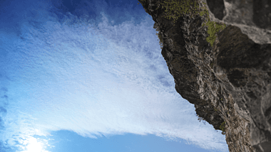 悬崖峭壁蓝天白云延时摄影视频的预览图