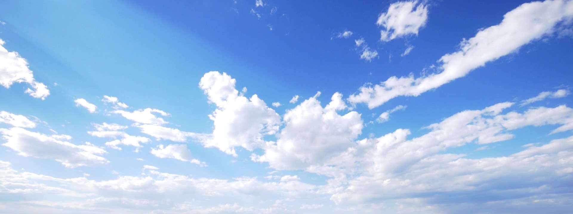实拍蓝天白云纯净天空视频素材视频的预览图