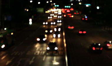 1080p实拍夜晚唯美朦胧车灯视频的预览图