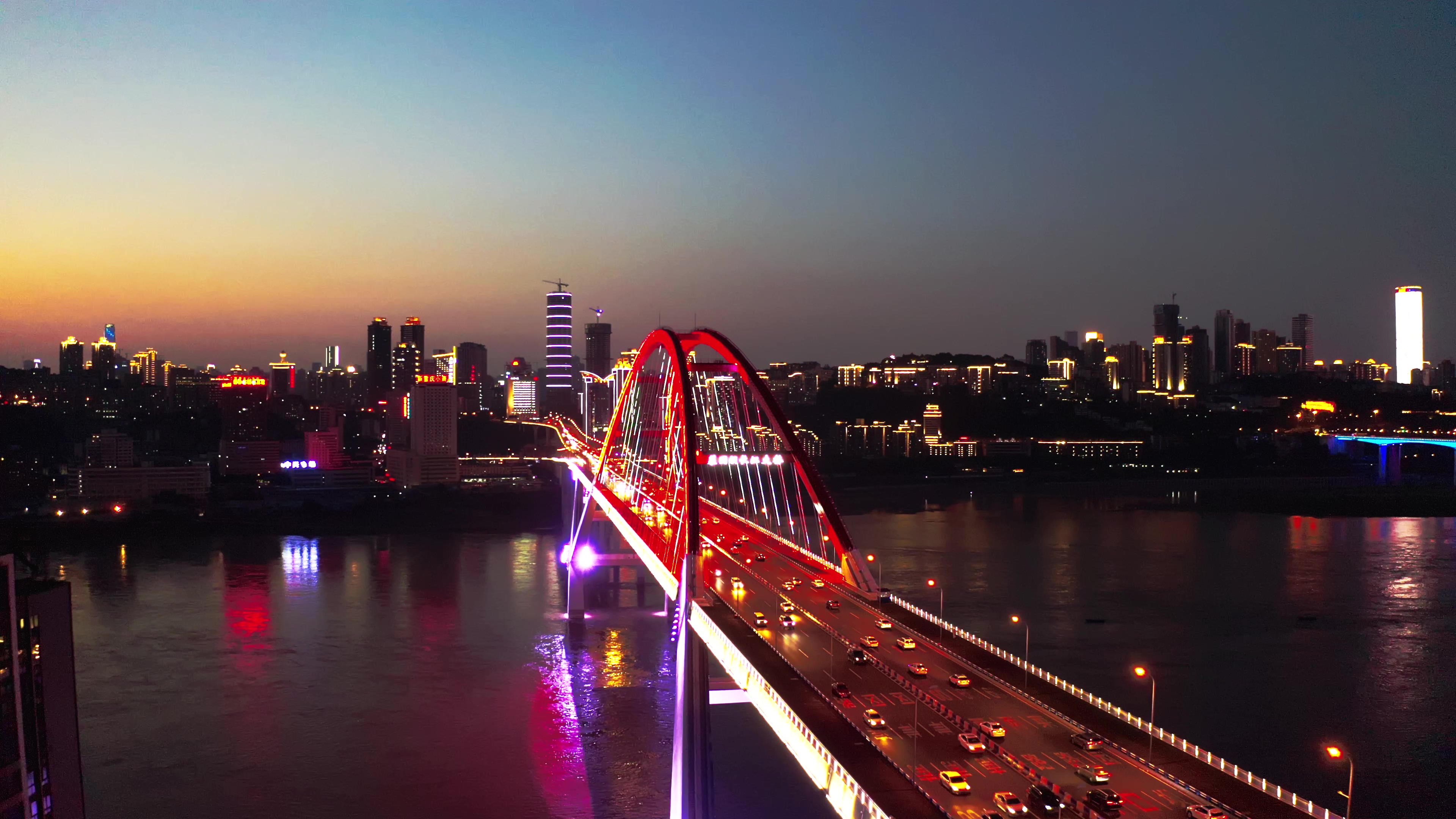 航拍重庆夜景菜园坝大桥视频素材视频的预览图