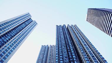 蓝天下的高楼大厦写字楼实拍素材视频的预览图