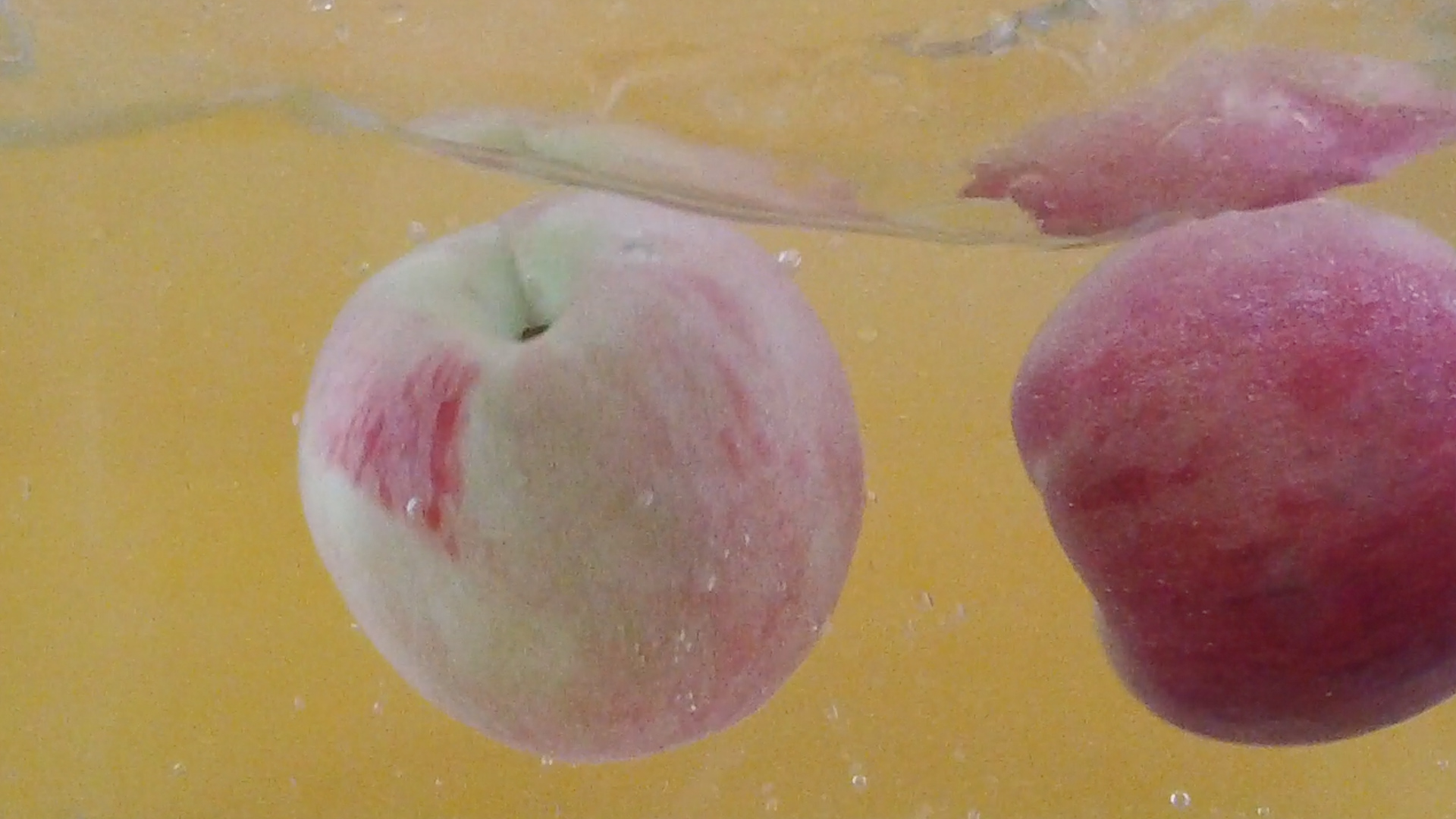 落入水中的桃子慢动作实拍视频视频的预览图