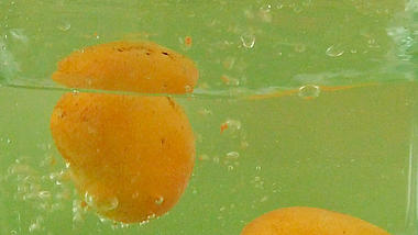 水果之进入水中的芒果实拍视频的预览图