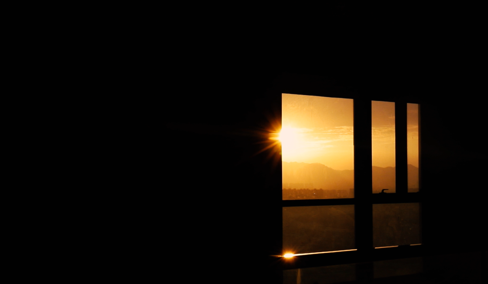 1080p实拍窗户夕阳阳光照射视频素材视频的预览图