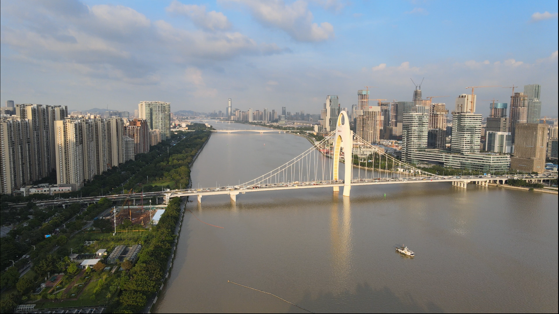 航拍广州猎德大桥珠江风景视频的预览图