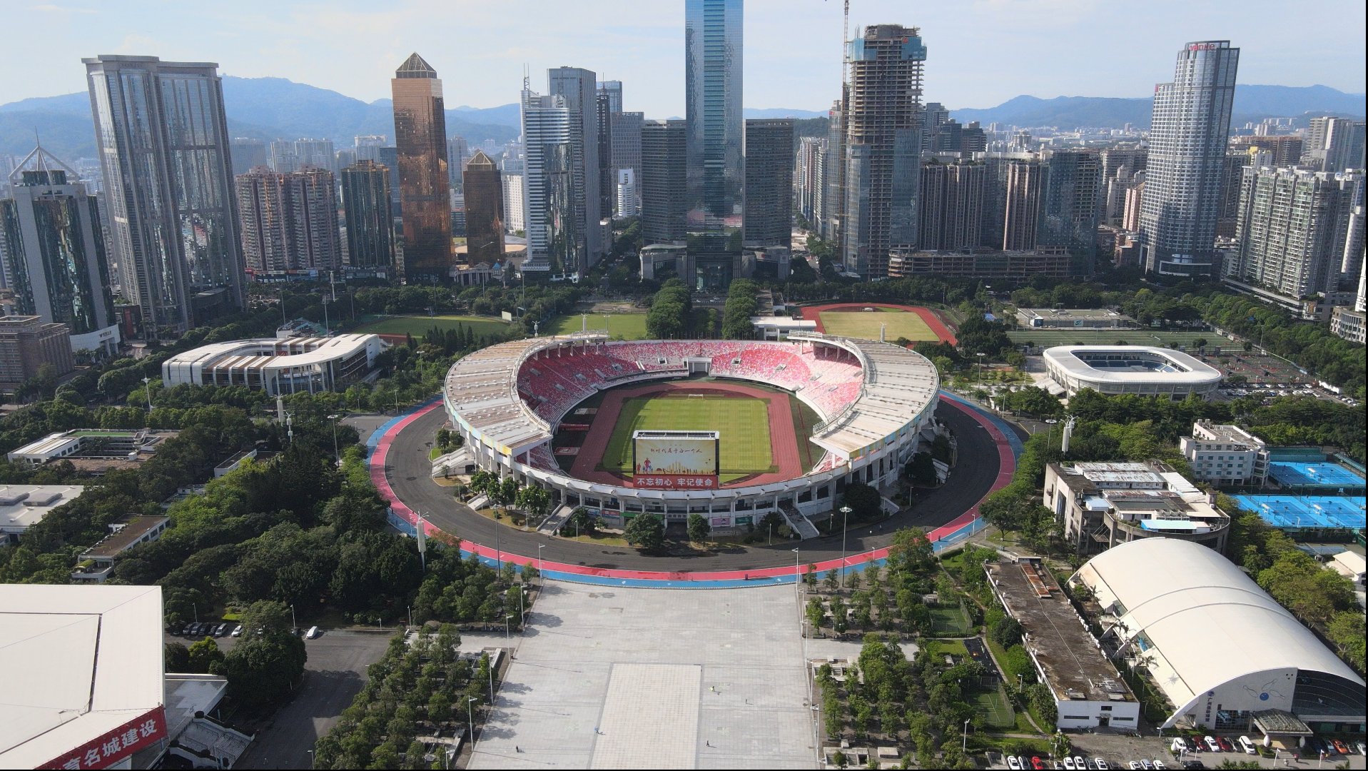 航拍广州天河体育中心体育馆视频的预览图
