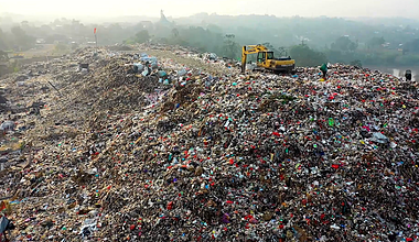 1080p航拍垃圾厂推挤成山环境污染实拍视频的预览图