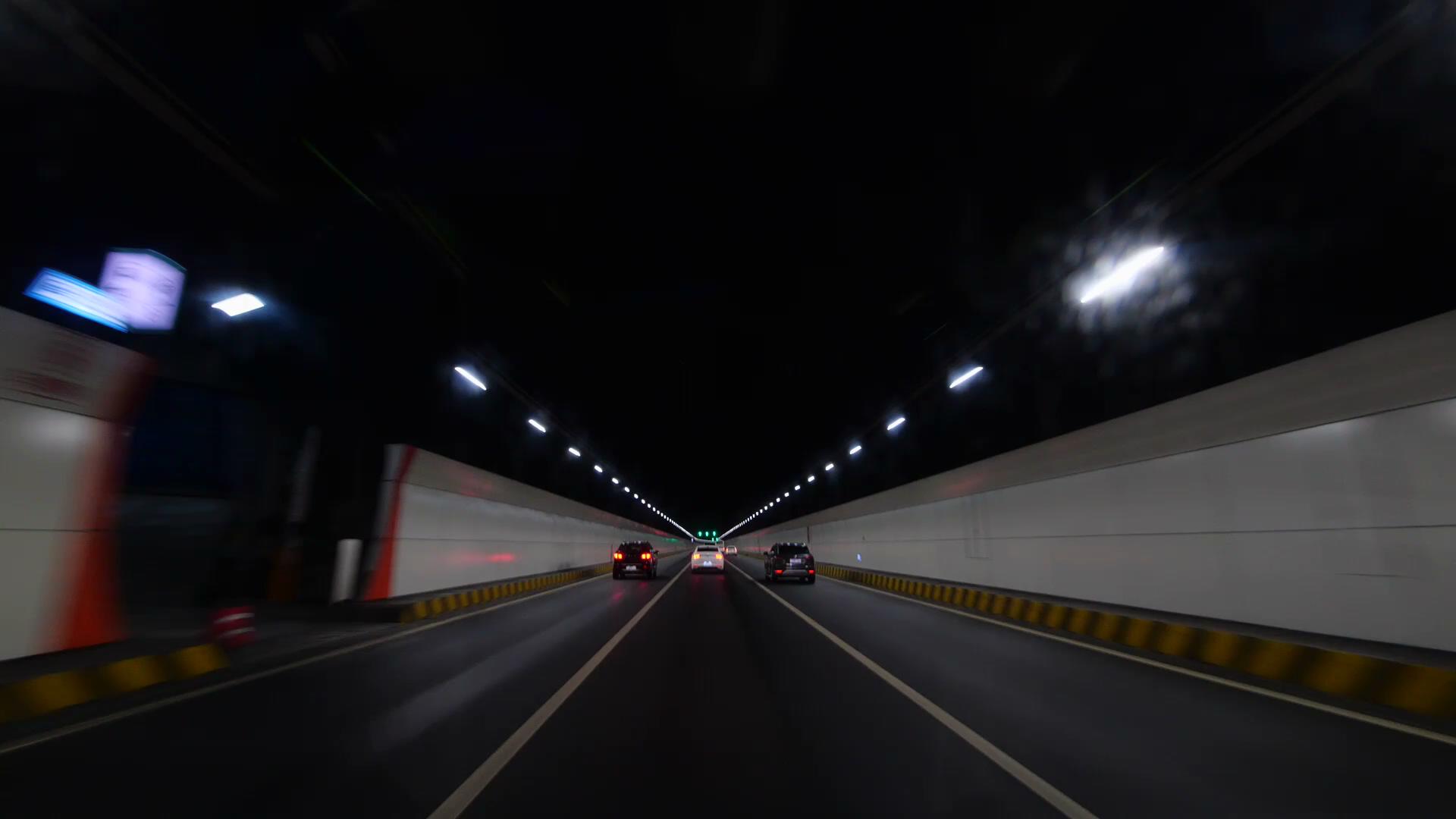 1080P隧道内车流延时摄影视频的预览图