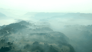 航拍大山云雾缭绕实拍视频素材视频的预览图