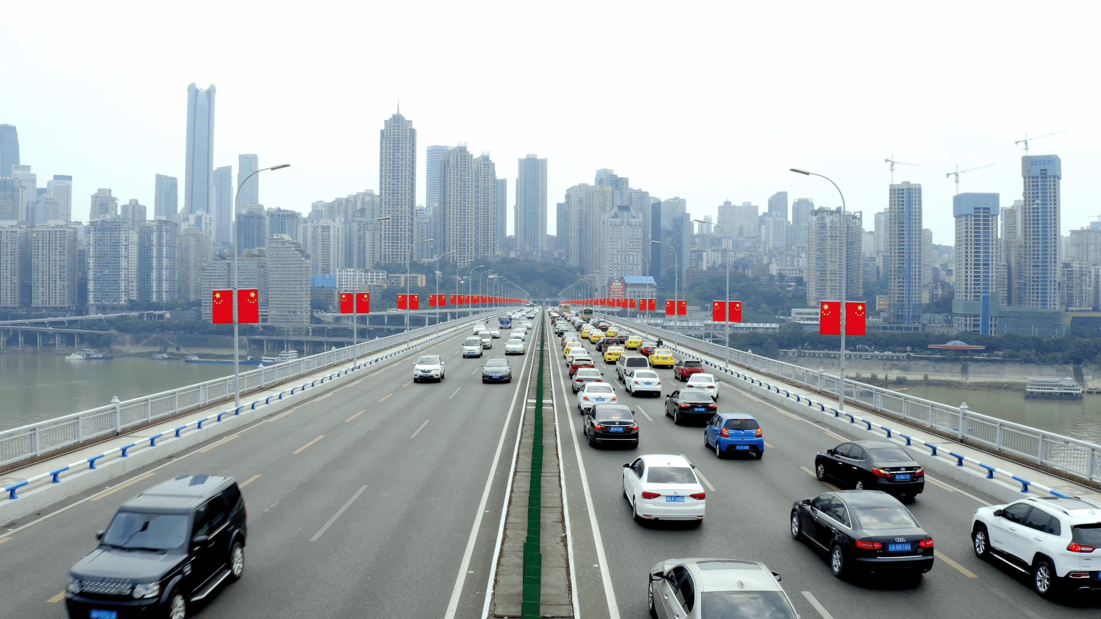 航拍重庆国庆期间桥梁车流视频的预览图