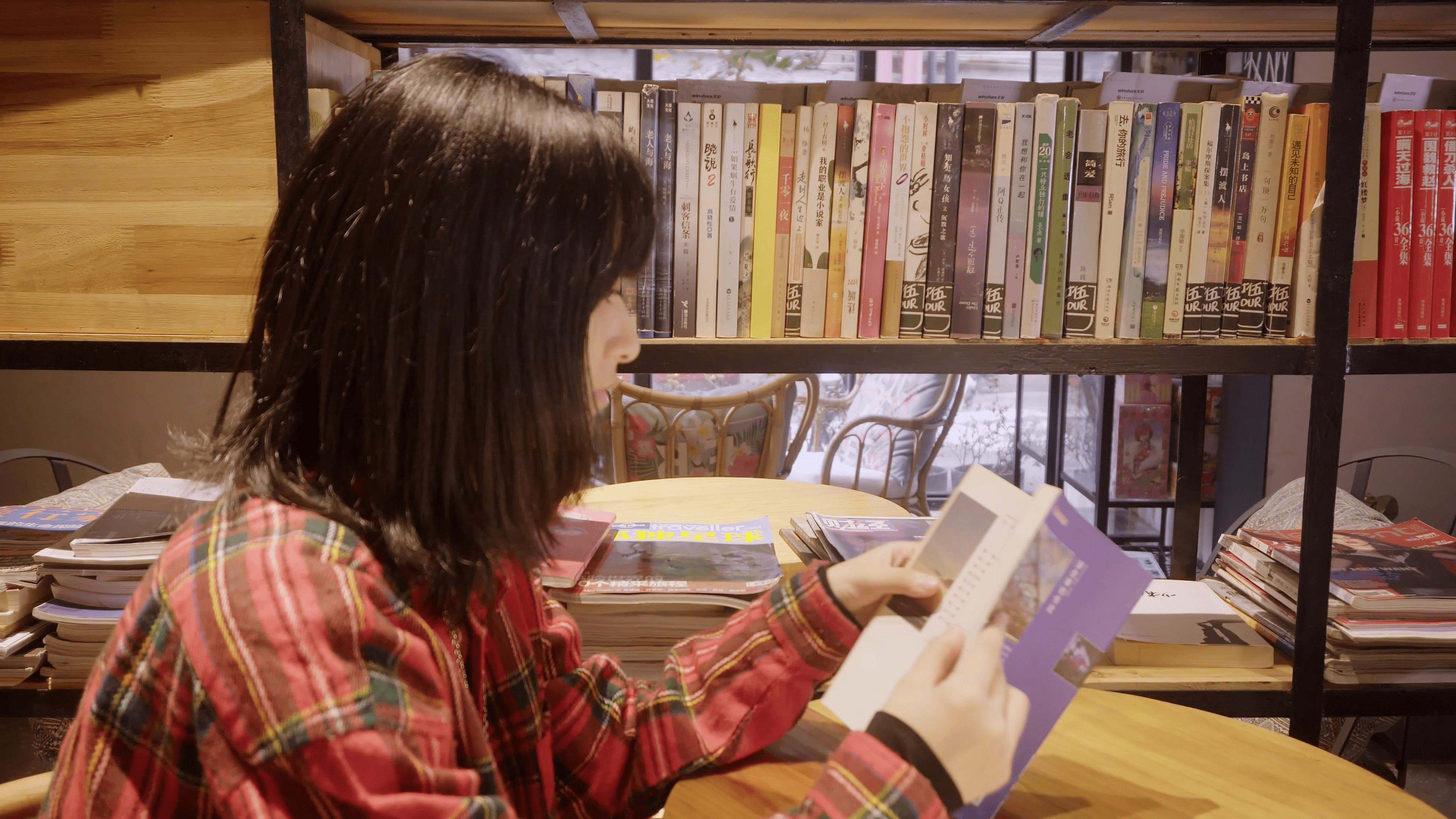 美女在咖啡馆看书实拍素材视频的预览图
