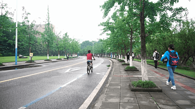 校园道路上骑自行车的学生视频的预览图