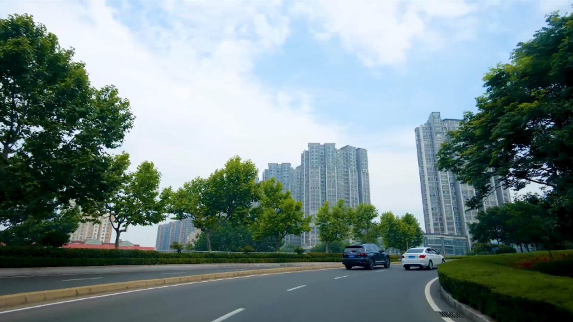 1080P第一视角行驶在城市高架桥弯道影视镜头实拍视频的预览图