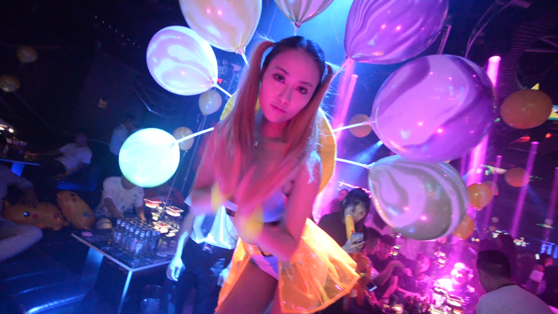 粉色彩色酷炫美女夜店舞蹈视频的预览图