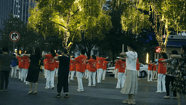 4K傍晚广场大妈跳广场舞实拍视频素材视频的预览图